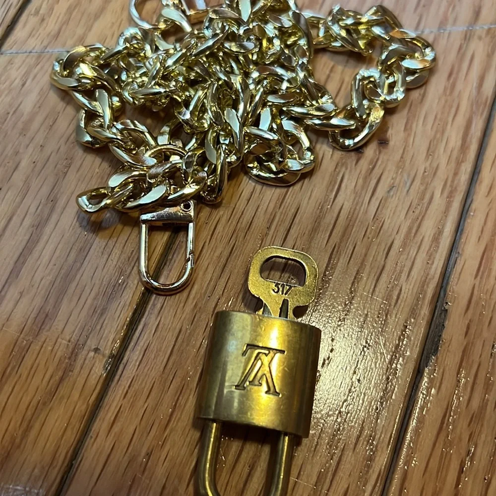🧡Gold Chain Necklace with LV Lock Pendant 317 - Picture 12 of 14